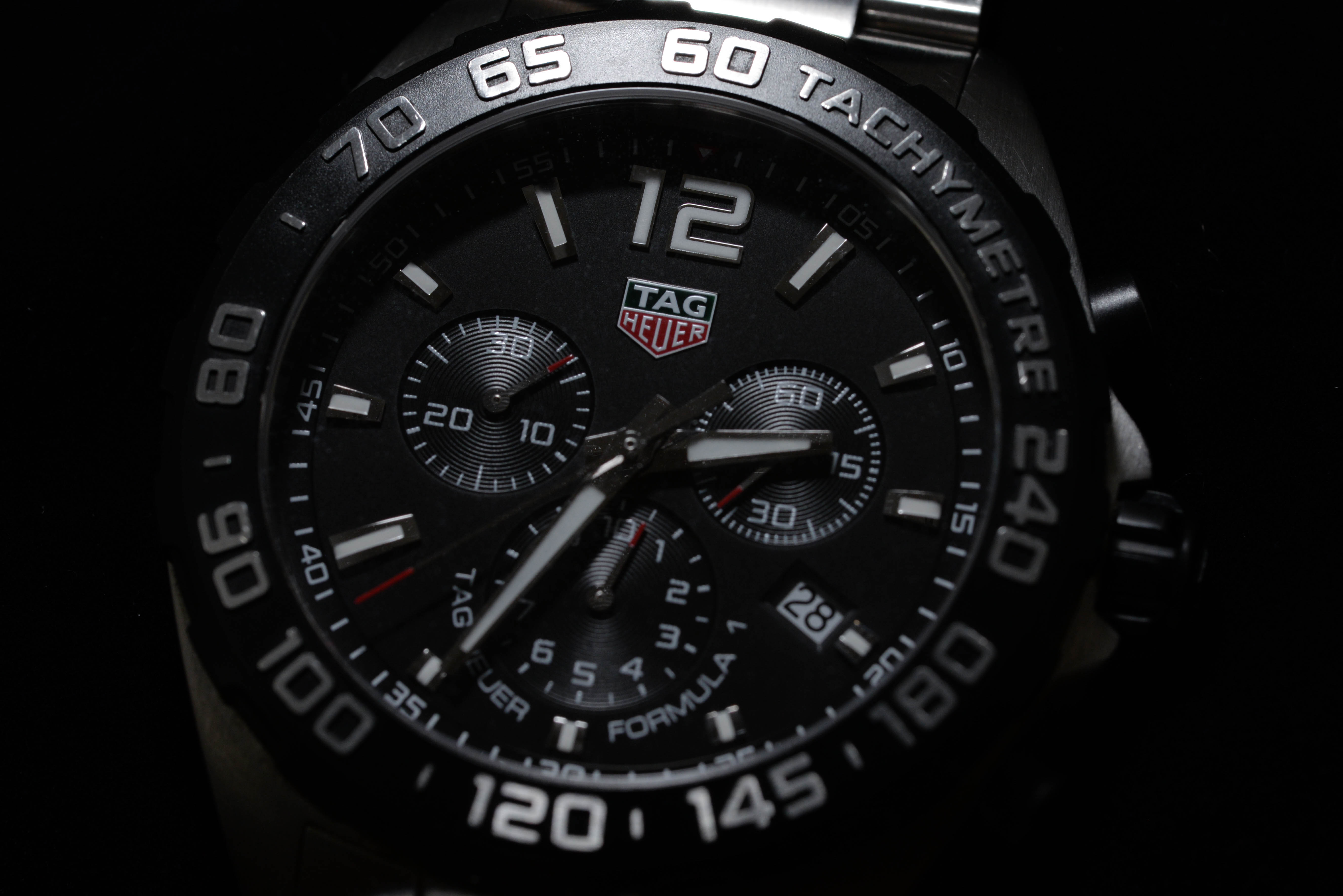白岩さんの腕時計はタグ・ホイヤー フォーミュラ1 Ref.CAZ1010 BA0842
